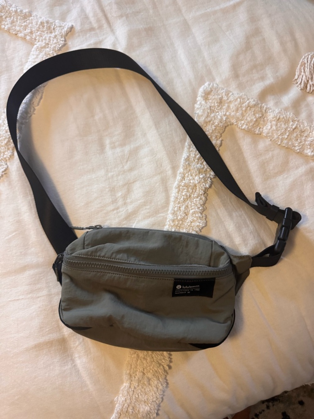 Lululemon 2L clean lines belt bag - unisex